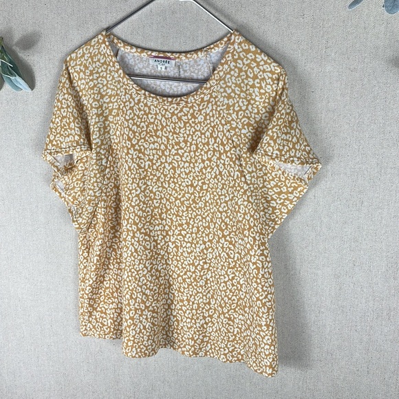 Andree by Unit > Short Sleeve Yellow Cheetah Top Small - Picture 4 of 6